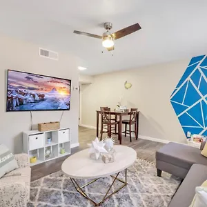 Cozy W Pool And Free Parking At Apartment